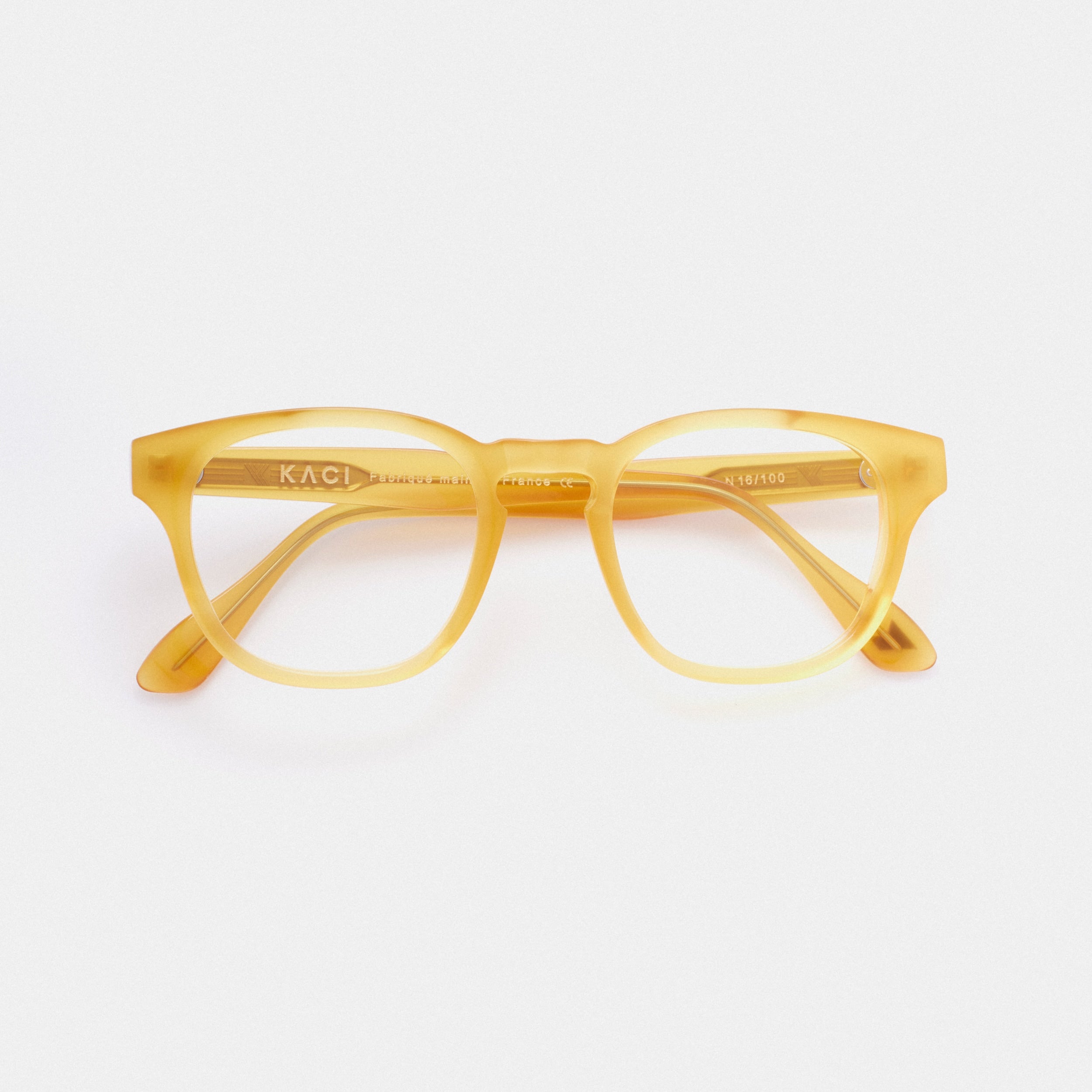 "Ajoutez une touche de chaleur à votre look avec cette paire de lunettes de vue couleur miel pour femme ou homme. Avec leur monture en plastique légère et leur teinte de couleur miel douce, ces lunettes sauront rehausser votre style tout en vous offrant un confort optimal. Découvrez notre sélection de lunettes de vue pour femmes et pour hommes sur notre site internet et trouvez la paire qui vous convient pour un look confortable et tendance au quotidien
