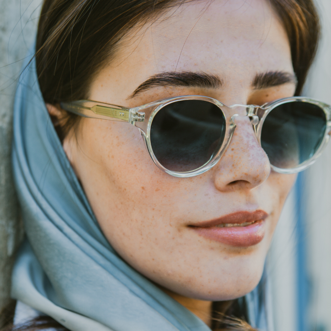 femme a lunette avec un cadre original de petite photo d'une femme amazigh