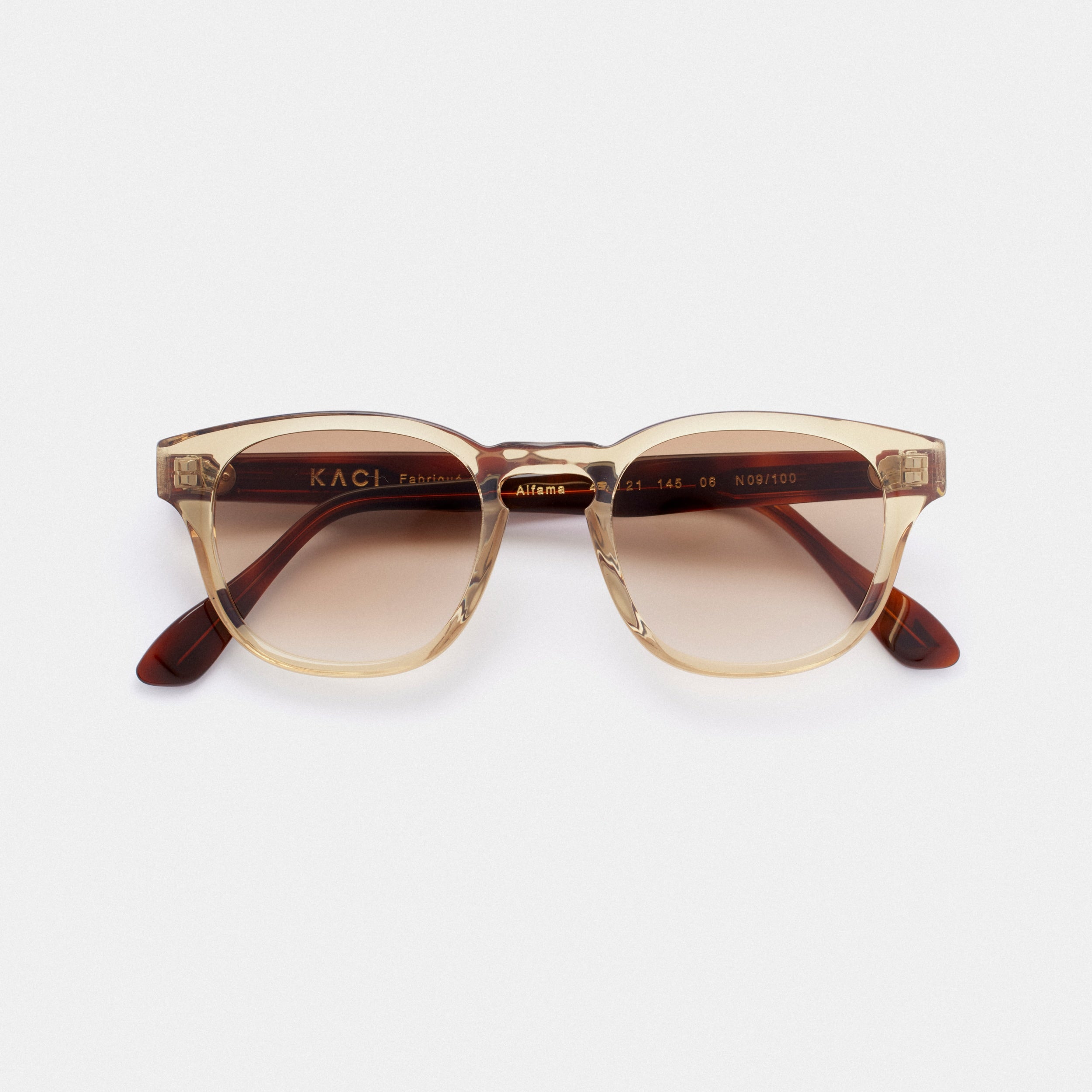 Optez pour un look sophistiqué avec nos lunettes de soleil couleur champagne et branches marron pour femme ou homme. Verres de qualité supérieure pour une protection optimale contre les rayons UV. Découvrez notre sélection de lunettes de soleil tendance sur notre site internet. Commandez dès maintenant pour une livraison rapide et gratuite