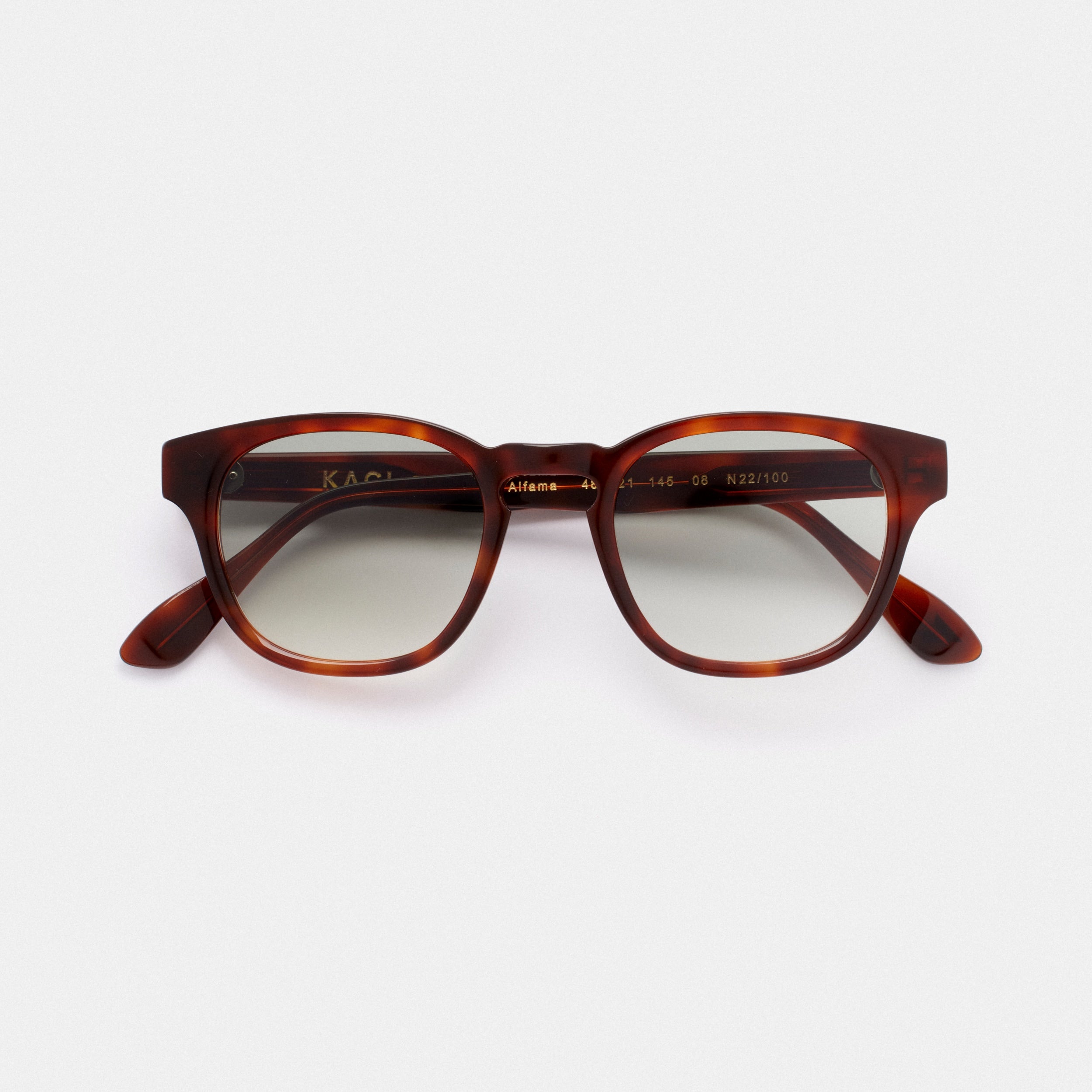 Adoptez un look rétro avec nos lunettes de soleil écaille havana pour femme ou homme. Verres de qualité supérieure pour une protection optimale contre les rayons UV. Découvrez notre sélection de lunettes de soleil élégantes sur notre site internet. Commandez dès maintenant pour une livraison rapide et gratuite 