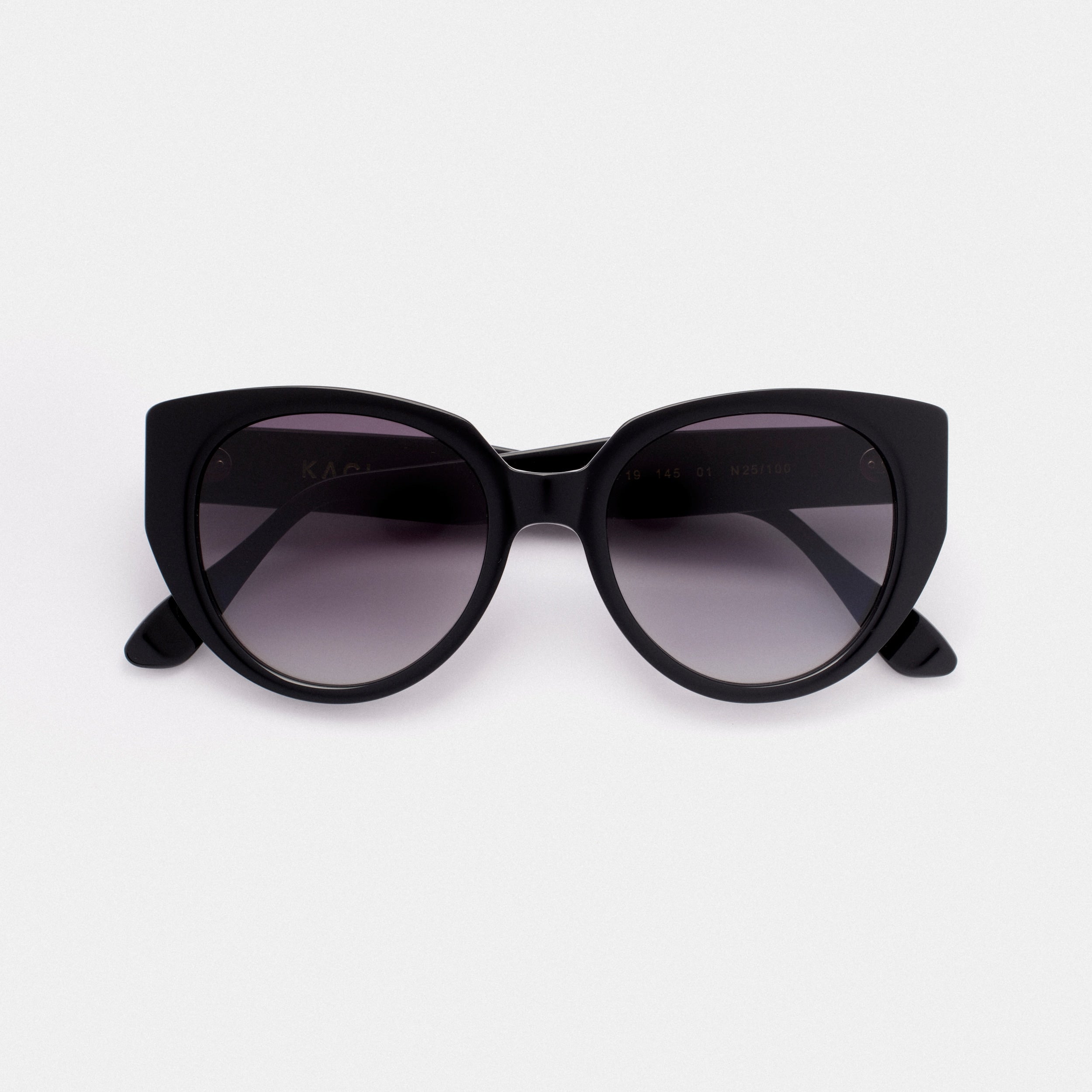 Adoptez un look glamour avec nos lunettes de soleil cat-eye noires pour femme. Verres de qualité supérieure pour une protection optimale contre les rayons UV. Découvrez notre sélection de lunettes de soleil tendance sur notre site internet. Commandez dès maintenant pour une livraison rapide et gratuite 
