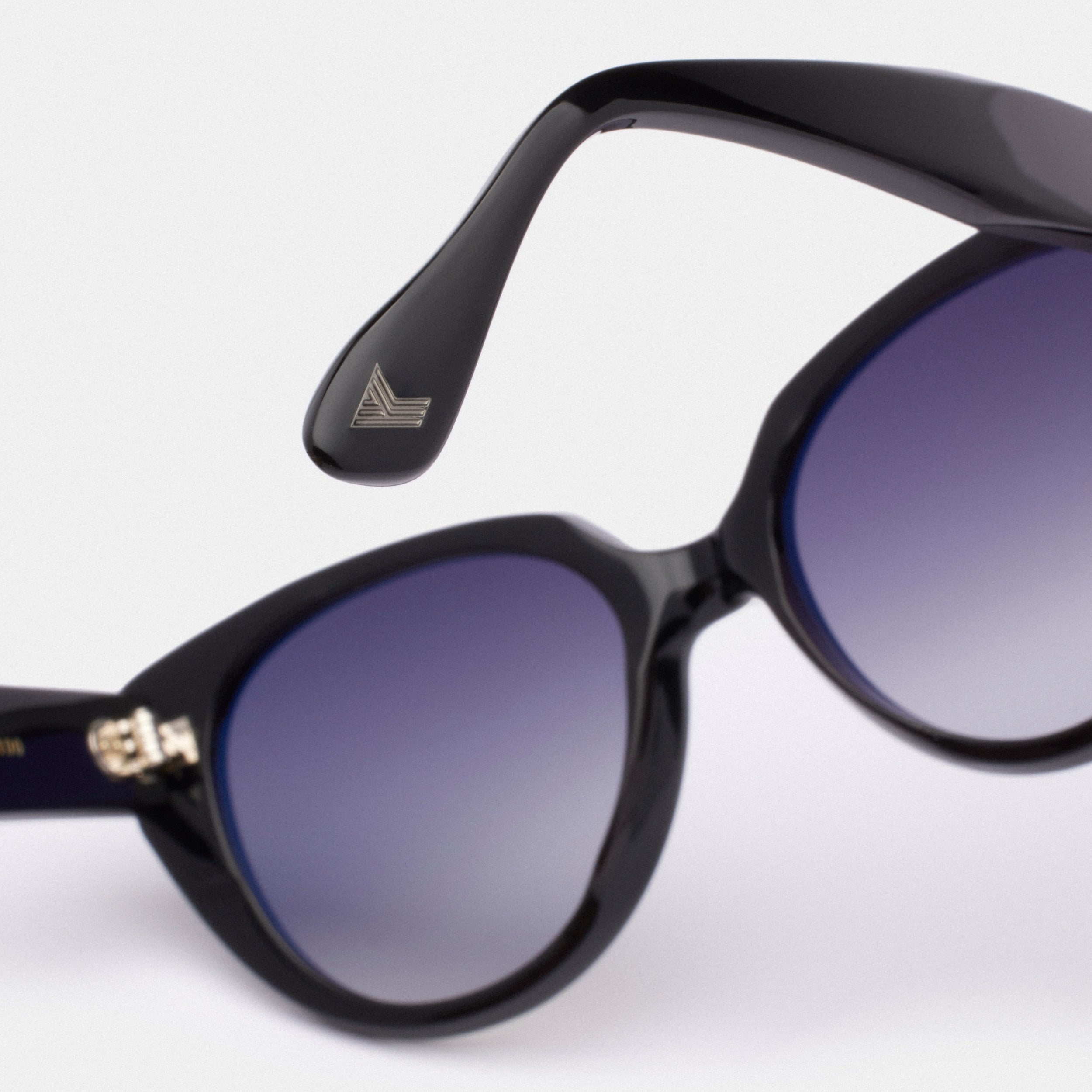 Adoptez un look glamour avec nos lunettes de soleil cat-eye noires pour femme. Verres de qualité supérieure pour une protection optimale contre les rayons UV. Découvrez notre sélection de lunettes de soleil tendance sur notre site internet. Commandez dès maintenant pour une livraison rapide et gratuite 