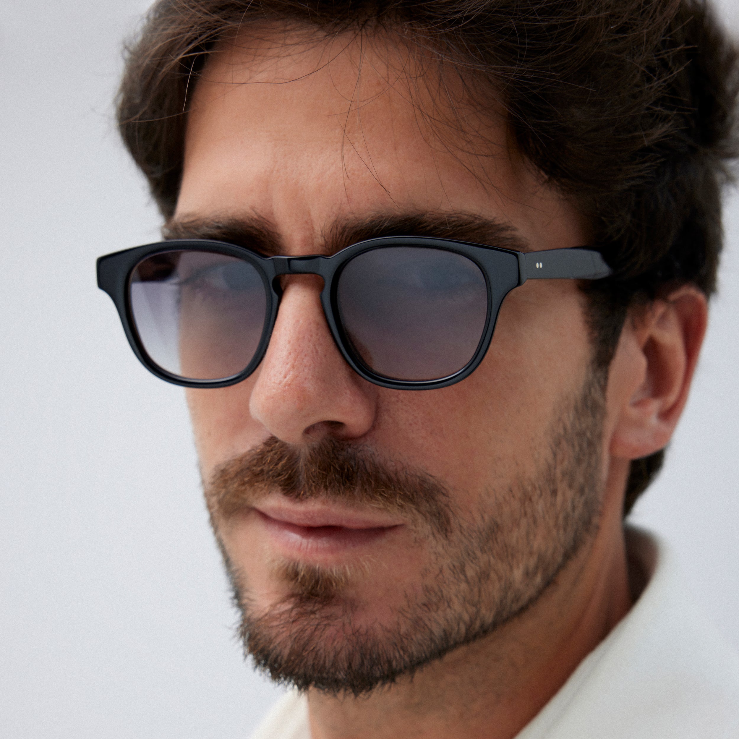 Adoptez un look tendance avec ces lunettes de soleil noires portées par notre modèle masculin. Avec leur design élégant et leur protection UV supérieure, ces lunettes vous offriront un confort optimal tout en vous donnant un style affirmé et sophistiqué. Découvrez notre sélection de lunettes de soleil pour hommes sur notre site internet et trouvez la paire qui vous convient pour affronter le soleil avec style