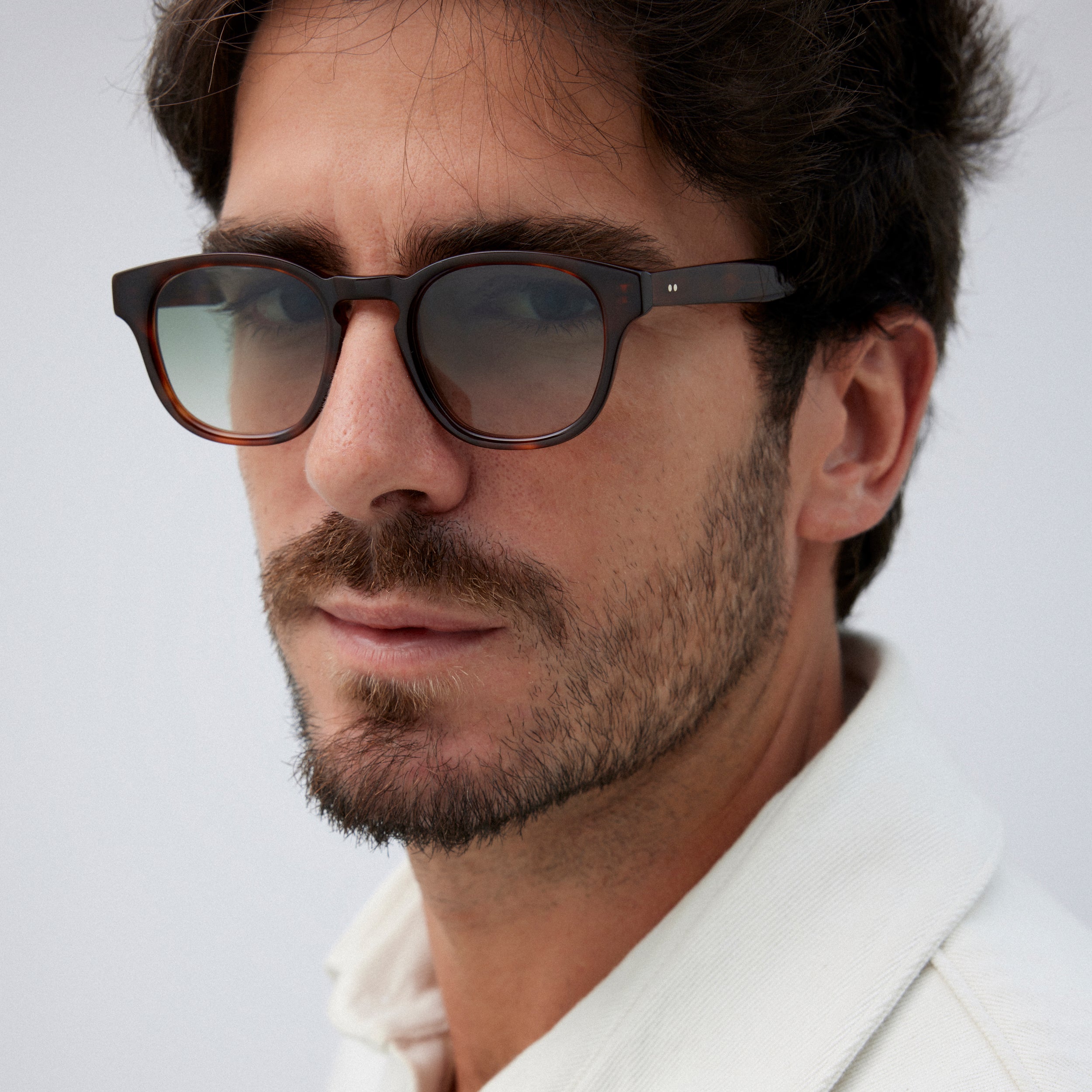 Adoptez un look rétro avec nos lunettes de soleil écaille havana pour femme ou homme. Verres de qualité supérieure pour une protection optimale contre les rayons UV. Découvrez notre sélection de lunettes de soleil élégantes sur notre site internet. Commandez dès maintenant pour une livraison rapide et gratuite 