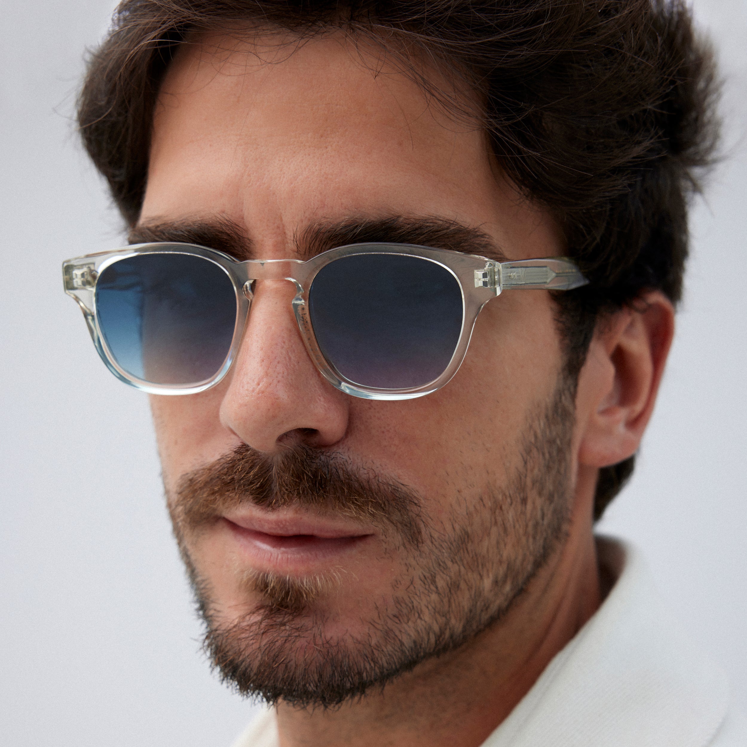 Adoptez un look original et tendance avec ces lunettes de soleil en cristal et verres bleus. Avec leur monture en cristal transparente et leur teinte de verre unique, ces lunettes sauront vous offrir un style affirmé tout en vous protégeant efficacement contre les rayons UV. Découvrez notre sélection de lunettes de soleil pour femmes et pour hommes sur notre site internet et trouvez la paire qui vous convient pour un été haut en couleur et en style