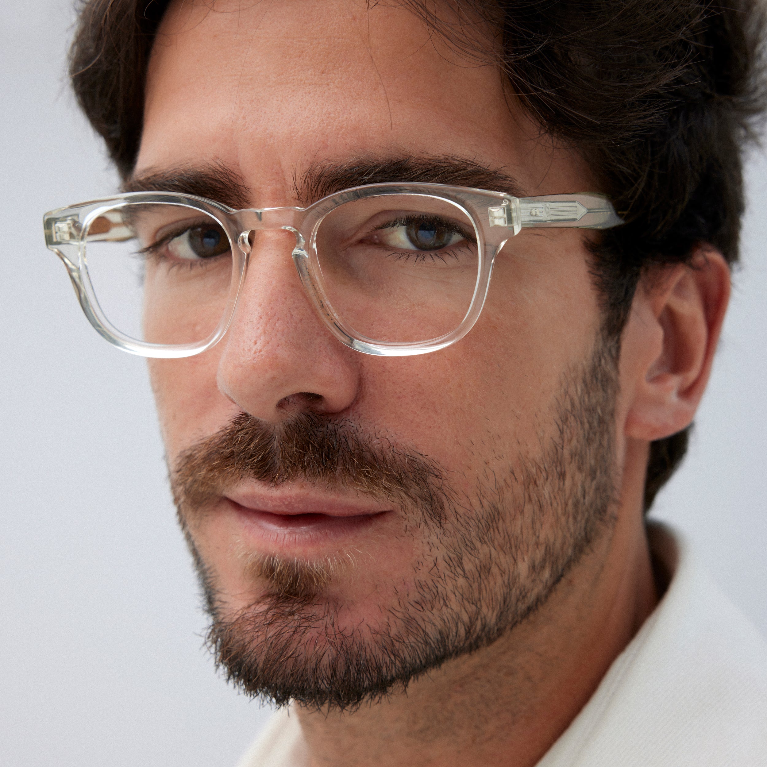 Adoptez un look sophistiqué avec cette paire de lunettes de vue cristal pour homme. Avec leur monture élégante et leur design épuré, ces lunettes sauront mettre en valeur votre regard tout en vous offrant un confort optimal. Découvrez notre sélection de lunettes de vue pour hommes sur notre site internet et trouvez la paire qui vous convient pour un style affirmé et tendance au quotidien.