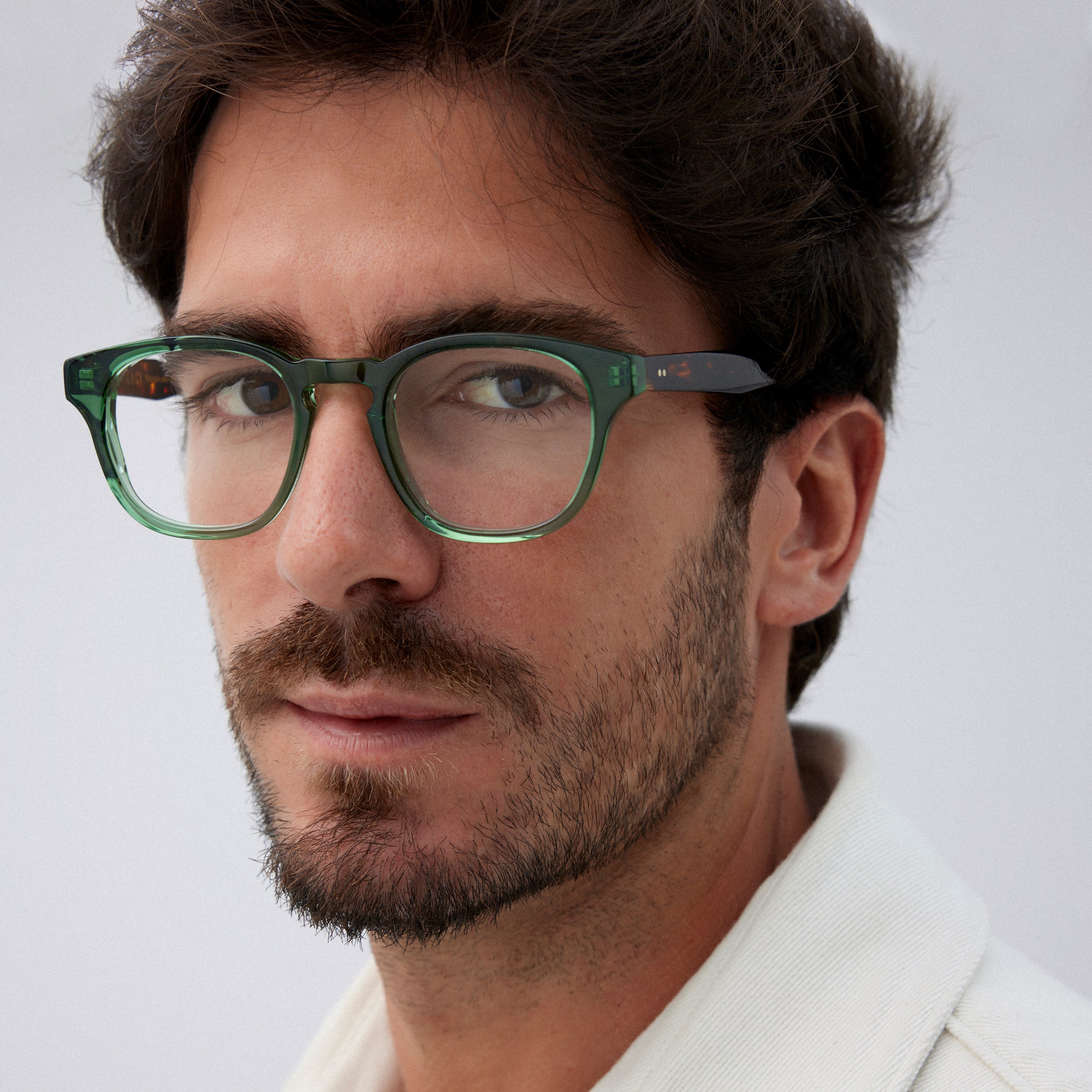 Adoptez un style élégant avec cette paire de lunettes de vue en cristal vert pour femme ou homme. Avec leur monture transparente en cristal et leur couleur verte subtile, ces lunettes sauront mettre en valeur votre regard tout en vous offrant un confort optimal. Découvrez notre sélection de lunettes de vue pour femmes et pour hommes sur notre site internet et trouvez la paire qui vous convient pour un look sophistiqué au quotidien.