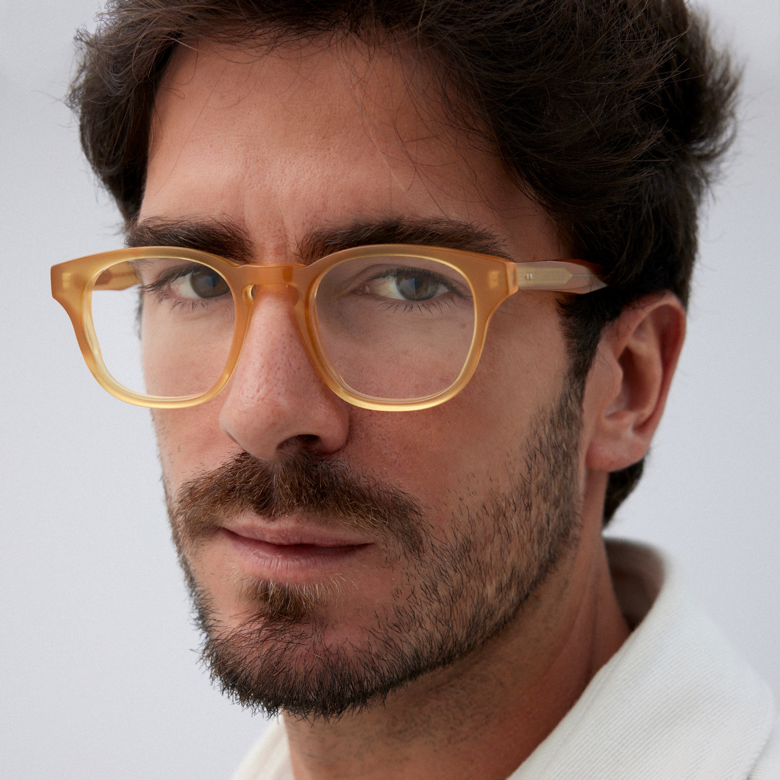 "Ajoutez une touche de chaleur à votre look avec cette paire de lunettes de vue couleur miel pour femme ou homme. Avec leur monture en plastique légère et leur teinte de couleur miel douce, ces lunettes sauront rehausser votre style tout en vous offrant un confort optimal. Découvrez notre sélection de lunettes de vue pour femmes et pour hommes sur notre site internet et trouvez la paire qui vous convient pour un look confortable et tendance au quotidien
