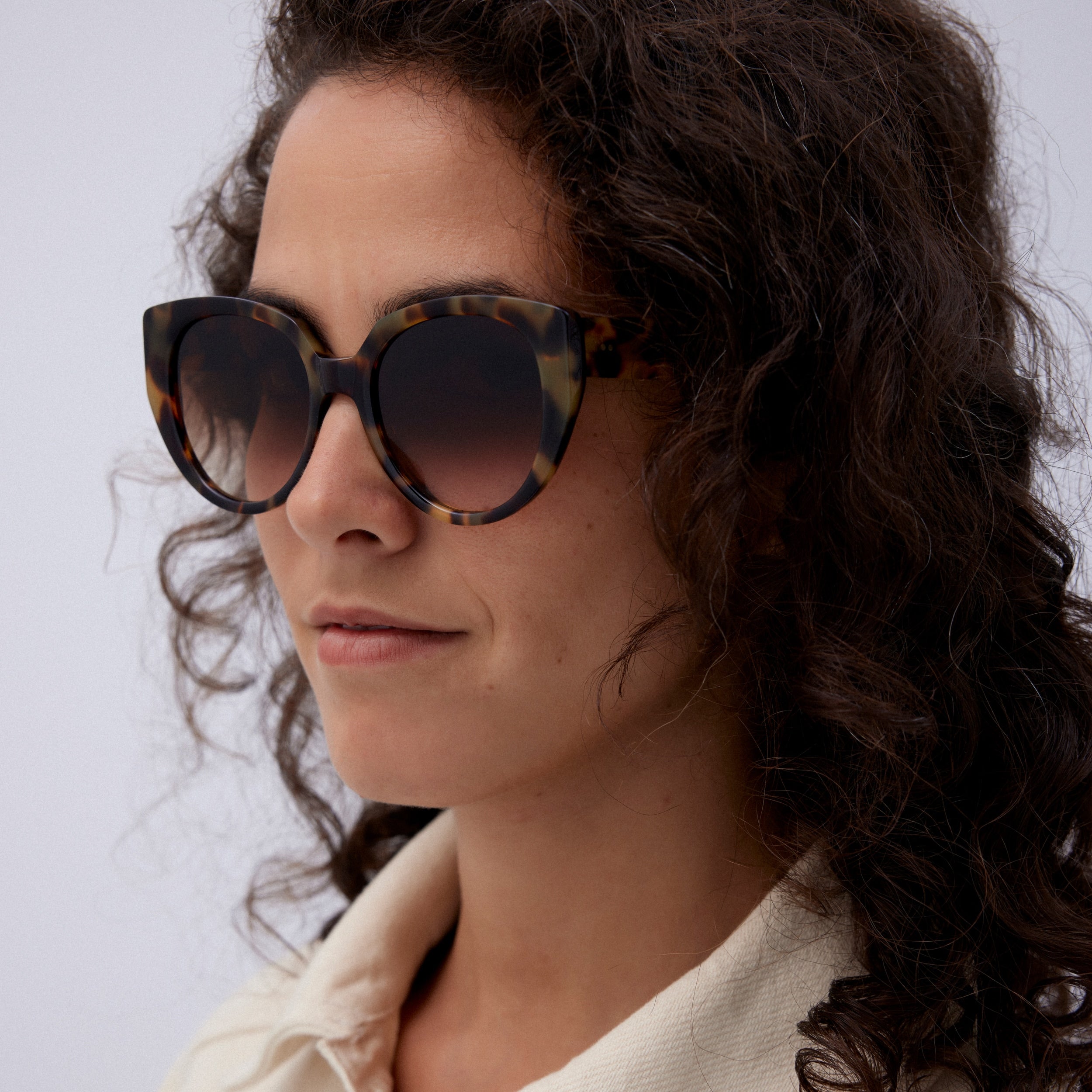 Découvrez notre collection de lunettes de soleil cat-eye couleur écaille tortoise pour femme. La monture en écaille tortoise ajoute une touche de style intemporel à votre look. Les verres de qualité supérieure offrent une protection optimale contre les rayons UV. Trouvez votre paire de lunettes de soleil idéale sur notre site internet. Commandez dès maintenant pour une livraison rapide et gratuite