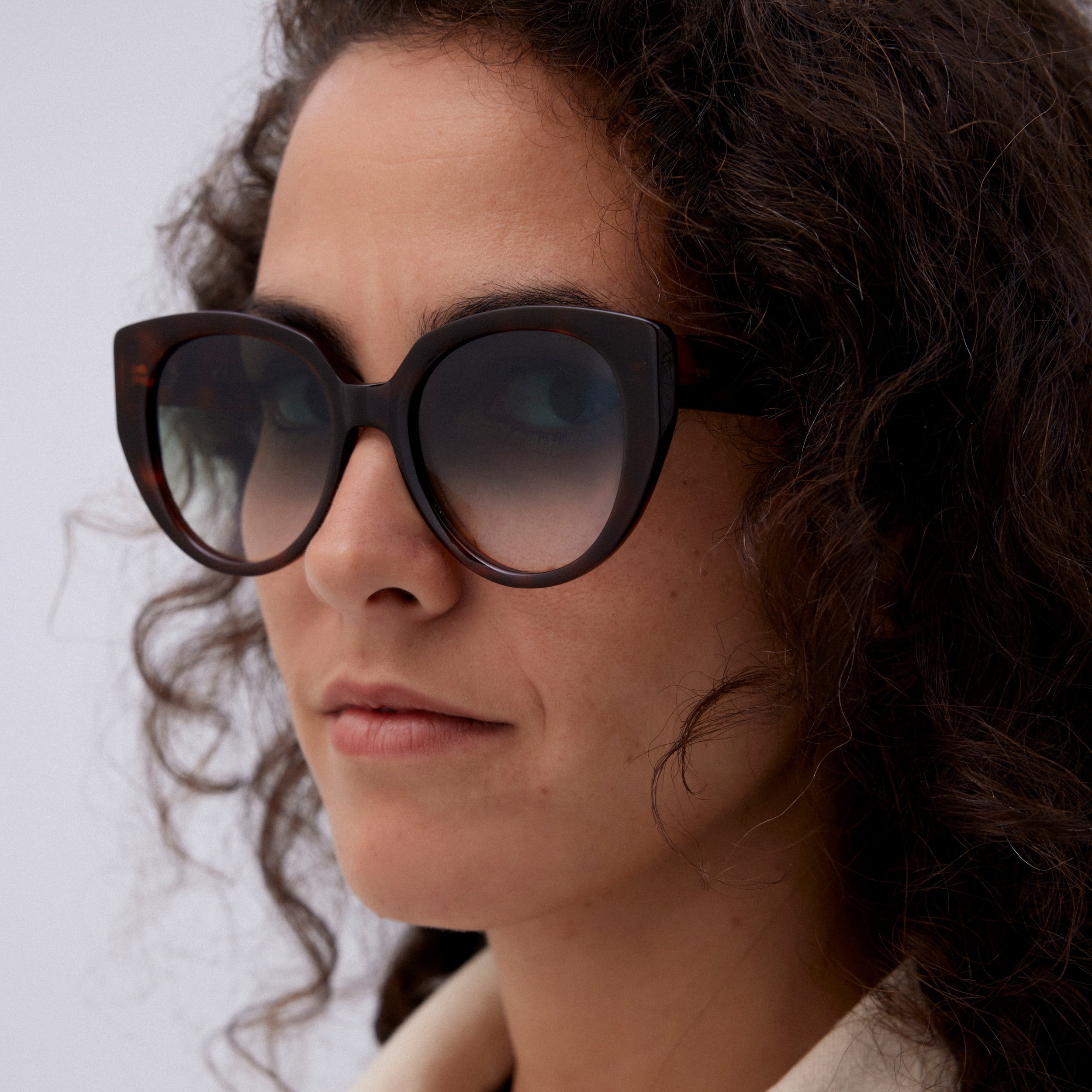 Optez pour un style chic et rétro avec nos lunettes de soleil couleur écaille havana pour femme. La monture élégante en écaille havana ajoute une touche de sophistication à votre tenue. Les verres de qualité supérieure offrent une protection optimale contre les rayons UV pour des journées ensoleillées sans soucis.