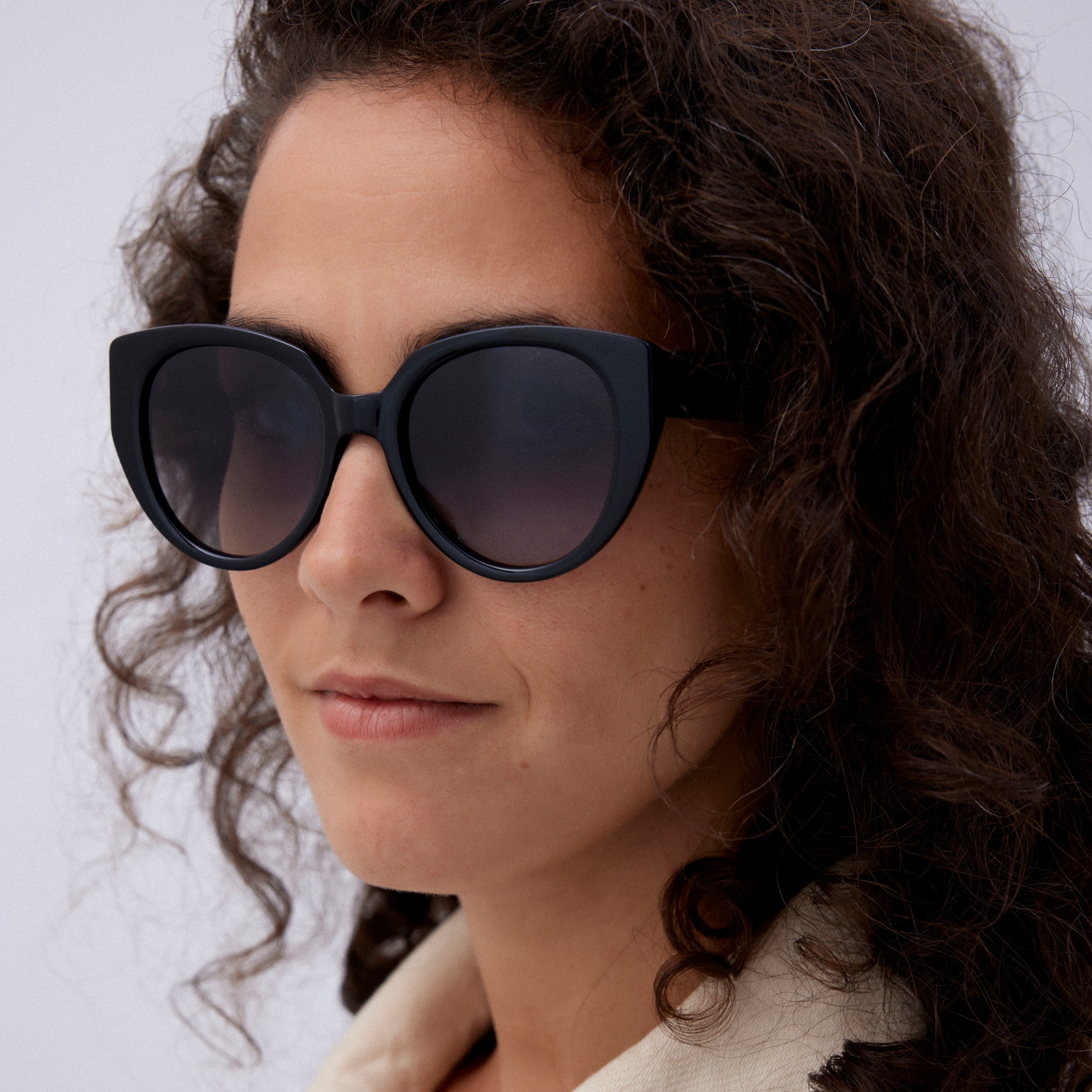 Adoptez un look glamour avec nos lunettes de soleil cat-eye noires pour femme. Verres de qualité supérieure pour une protection optimale contre les rayons UV. Découvrez notre sélection de lunettes de soleil tendance sur notre site internet. Commandez dès maintenant pour une livraison rapide et gratuite 