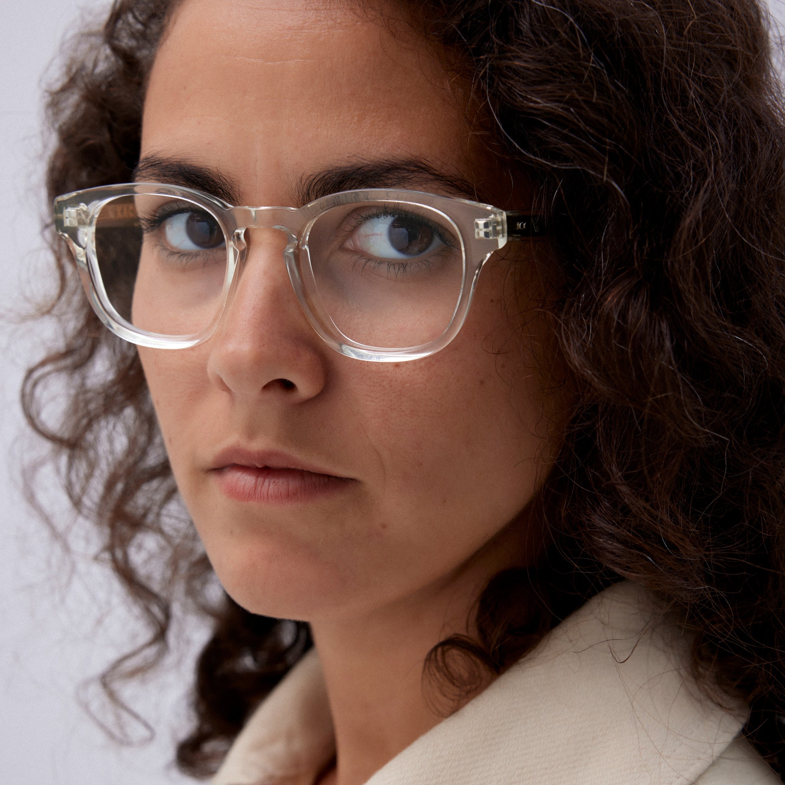 Affirmez votre style avec cette paire de lunettes de vue cristal pour femme. Avec leur monture légère et leur design élégant, ces lunettes sauront mettre en valeur votre regard tout en vous offrant un confort optimal. Découvrez notre sélection de lunettes de vue pour femmes sur notre site internet et trouvez la paire qui vous convient pour un look chic et sophistiqué au quotidien.