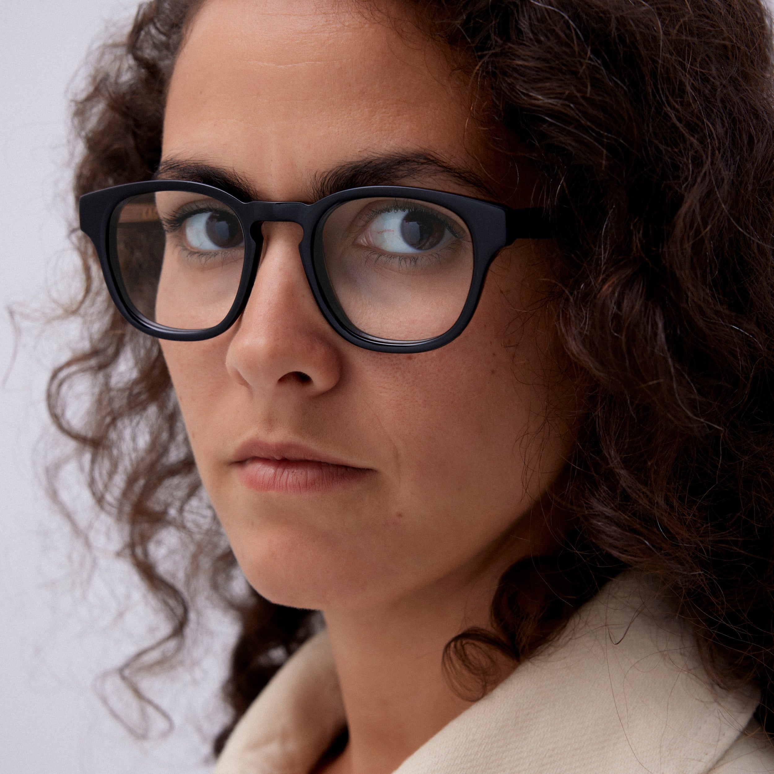 Affirmez votre style avec cette paire de lunettes de vue noires pour femme ou homme. Avec leur monture classique et intemporelle en noir, ces lunettes sauront s'adapter à tous les styles et toutes les occasions. Elles offrent également un confort optimal pour une utilisation quotidienne. Découvrez notre sélection de lunettes de vue pour femmes et pour hommes sur notre site internet et trouvez la paire qui vous convient pour un look élégant et fonctionne