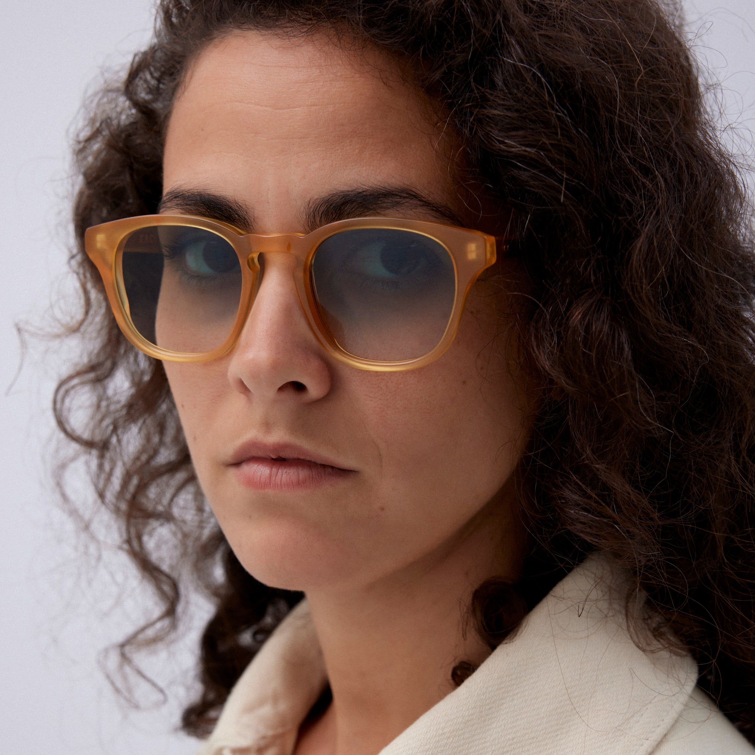 Adoptez un look tendance et fonctionnel avec ces lunettes de soleil couleur miel et verres verts photochromiques pour femme ou homme. Avec leur monture légère et leur teinte chaude, ces lunettes sauront vous offrir un style affirmé tout en vous protégeant efficacement contre les rayons UV