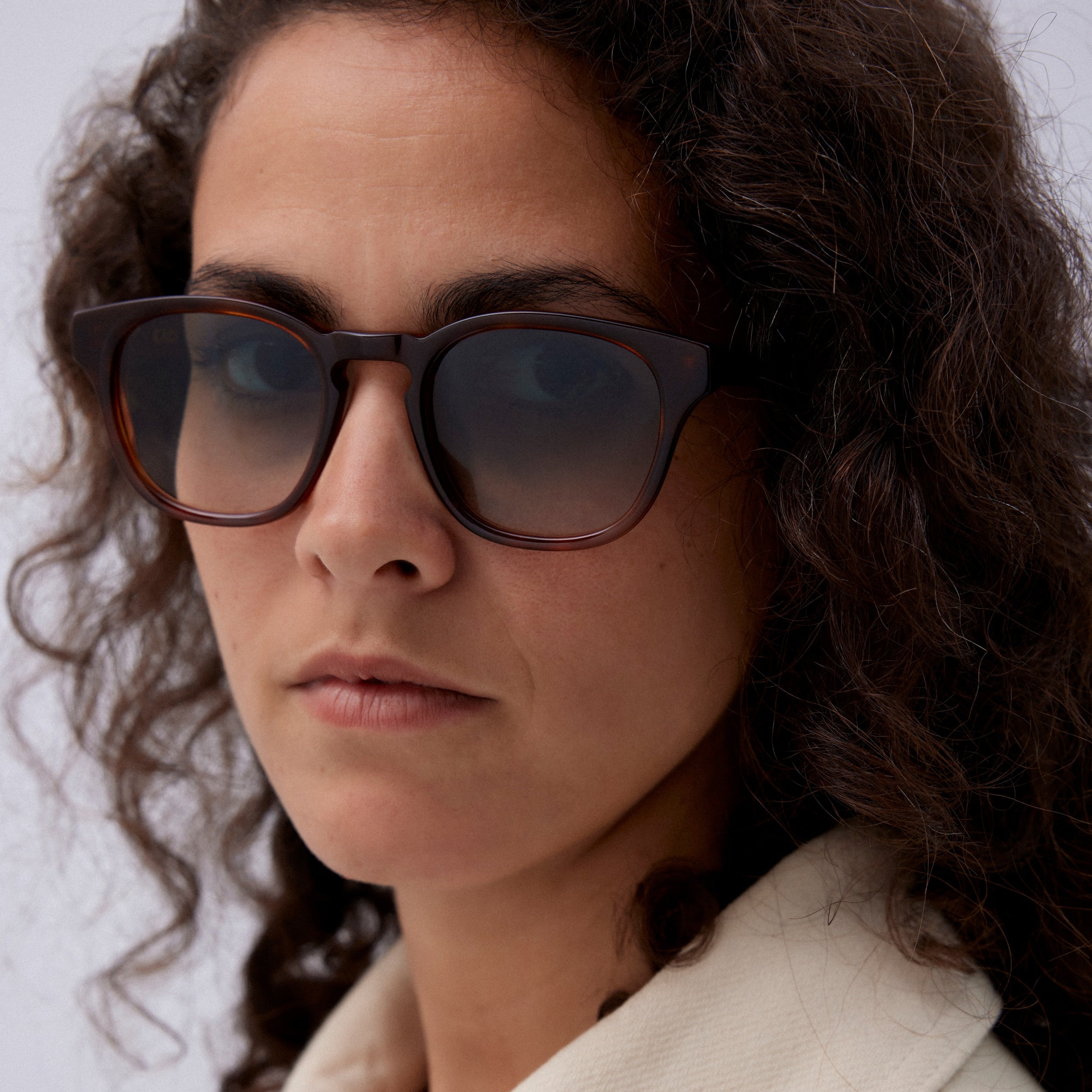 Adoptez un look rétro avec nos lunettes de soleil écaille havana pour femme ou homme. Verres de qualité supérieure pour une protection optimale contre les rayons UV. Découvrez notre sélection de lunettes de soleil élégantes sur notre site internet. Commandez dès maintenant pour une livraison rapide et gratuite 