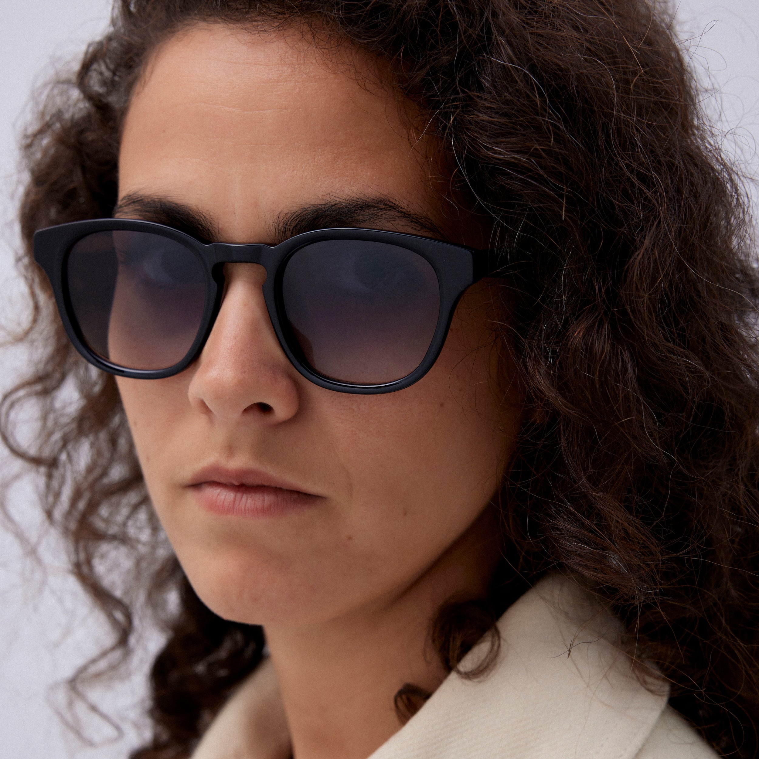 Ajoutez une touche de sophistication à votre look avec ces lunettes de soleil noires portées par notre modèle féminin. Avec leur monture élégante et leur protection UV supérieure, ces lunettes vous offriront un confort optimal tout en rehaussant votre style. Découvrez notre sélection de lunettes de soleil pour femmes sur notre site internet et trouvez la paire qui vous convient pour un été glamour et protégé