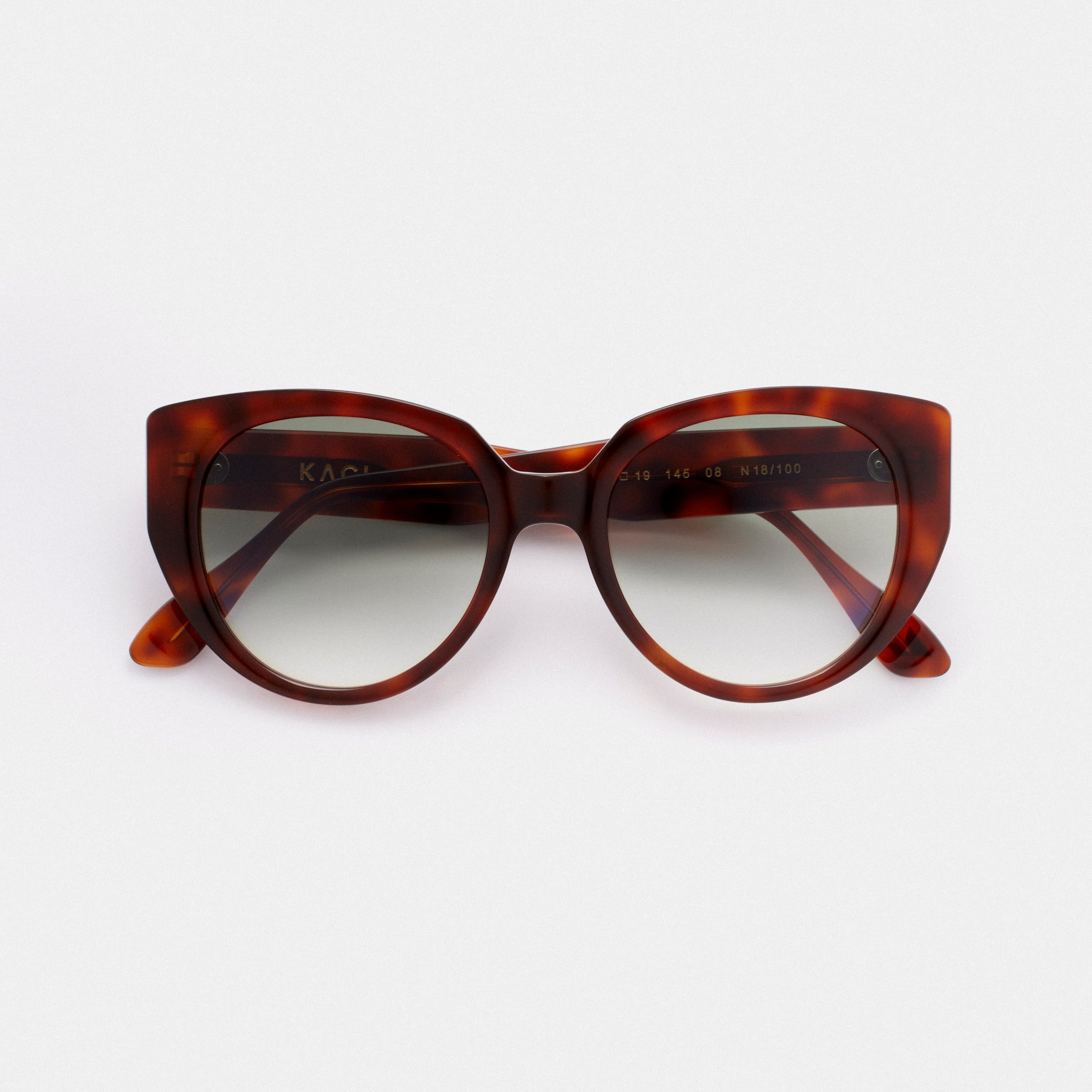 Optez pour un style chic et rétro avec nos lunettes de soleil couleur écaille havana pour femme. La monture élégante en écaille havana ajoute une touche de sophistication à votre tenue. Les verres de qualité supérieure offrent une protection optimale contre les rayons UV pour des journées ensoleillées sans soucis.