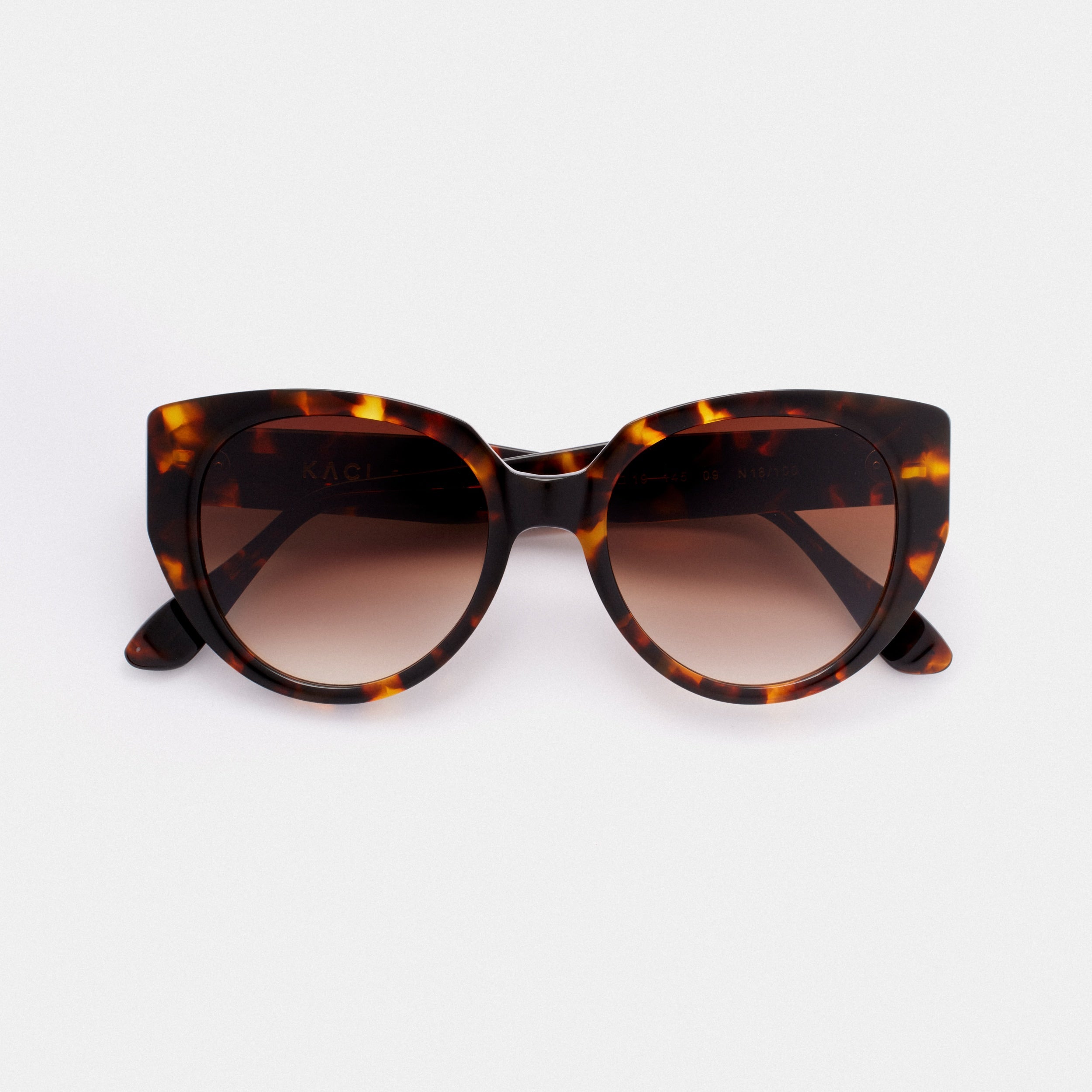 Optez pour une touche d'élégance avec nos lunettes de soleil cat-eye couleur écaille sombre pour femme. La monture en forme de cat-eye est un choix classique pour un look sophistiqué. Les verres de qualité supérieure offrent une protection optimale contre les rayons UV pour des journées ensoleillées sans soucis. Découvrez notre sélection de lunettes de soleil pour femmes sur notre site internet et choisissez la paire qui vous convient pour un look tendance et élégant.