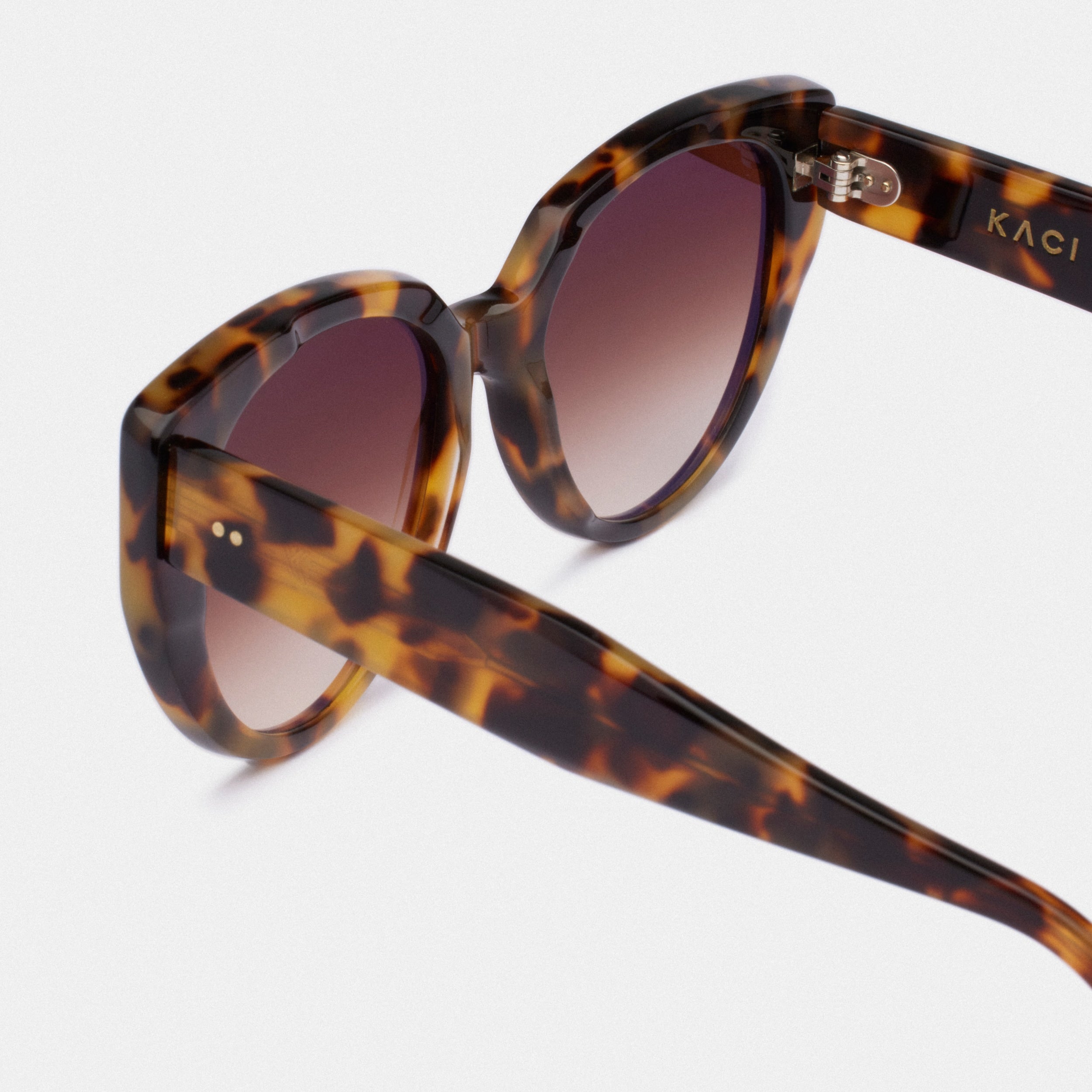 Découvrez notre collection de lunettes de soleil cat-eye couleur écaille tortoise pour femme. La monture en écaille tortoise ajoute une touche de style intemporel à votre look. Les verres de qualité supérieure offrent une protection optimale contre les rayons UV. Trouvez votre paire de lunettes de soleil idéale sur notre site internet. Commandez dès maintenant pour une livraison rapide et gratuite