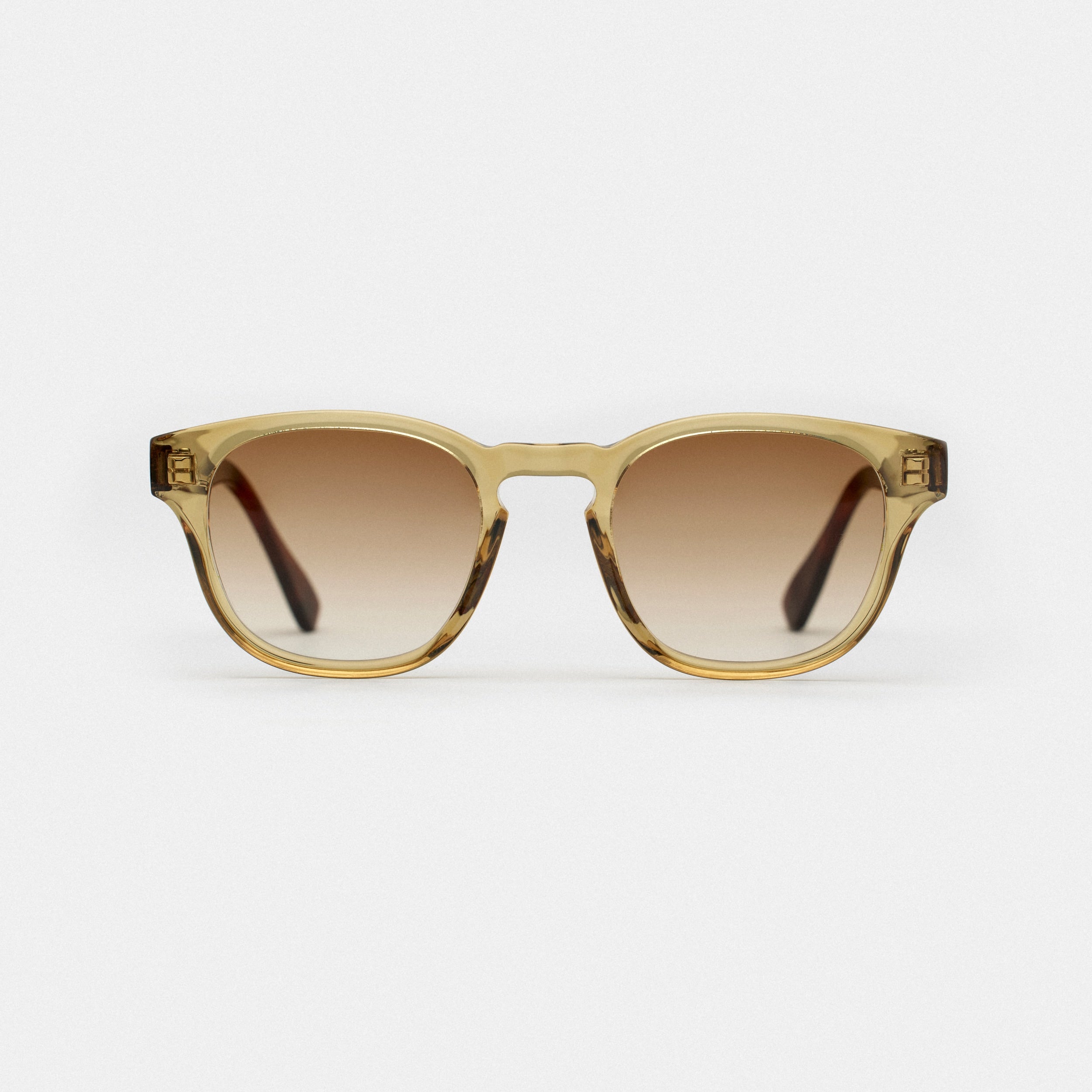 Optez pour un look sophistiqué avec nos lunettes de soleil couleur champagne et branches marron pour femme ou homme. Verres de qualité supérieure pour une protection optimale contre les rayons UV. Découvrez notre sélection de lunettes de soleil tendance sur notre site internet. Commandez dès maintenant pour une livraison rapide et gratuite