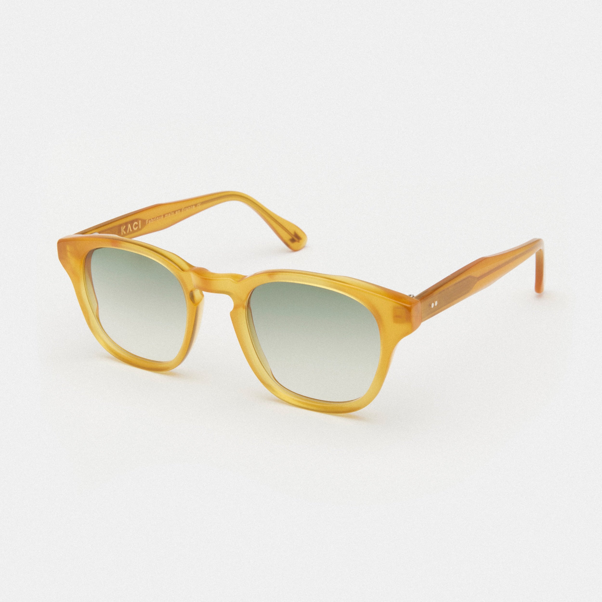 Adoptez un look tendance et fonctionnel avec ces lunettes de soleil couleur miel et verres verts photochromiques pour femme ou homme. Avec leur monture légère et leur teinte chaude, ces lunettes sauront vous offrir un style affirmé tout en vous protégeant efficacement contre les rayons UV