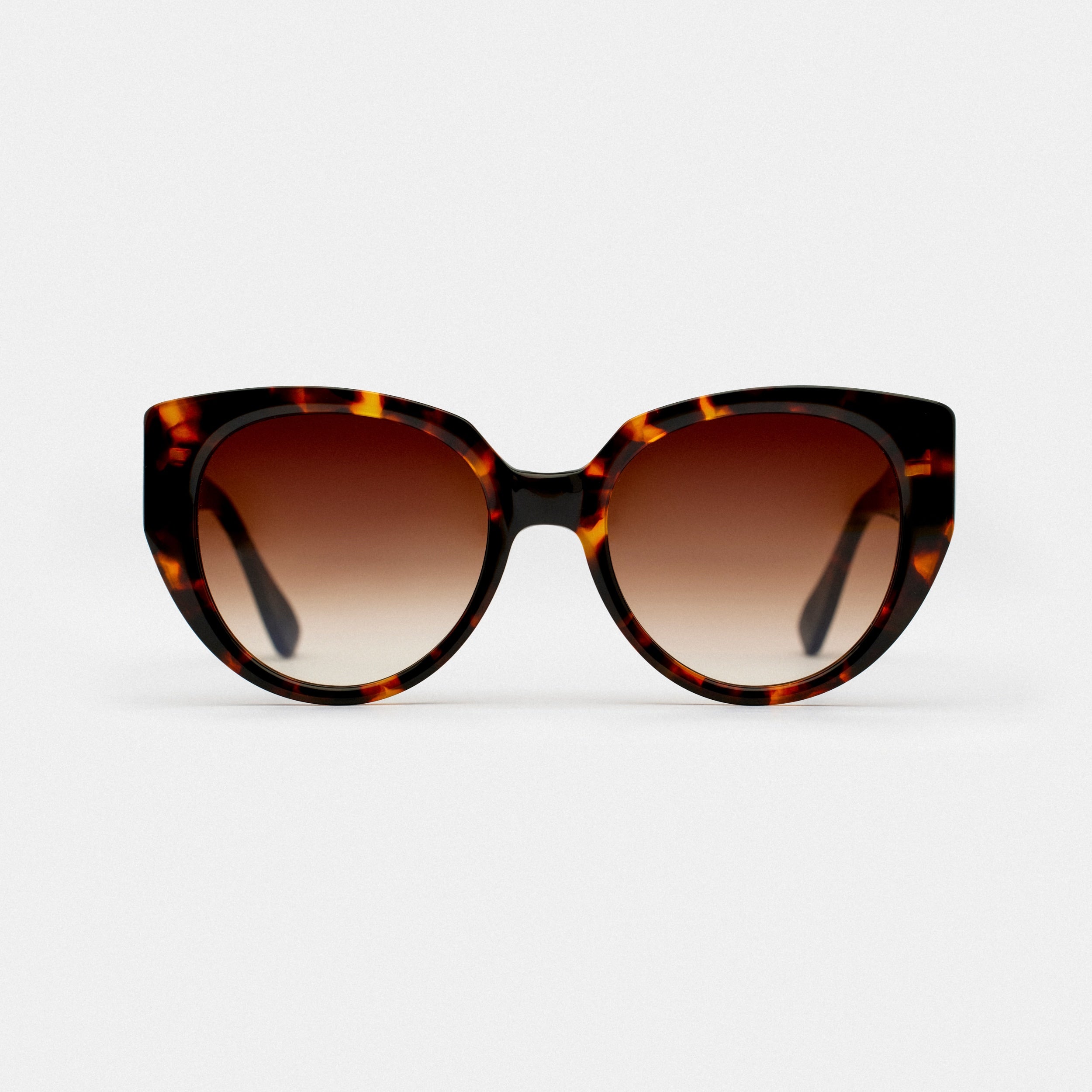 Optez pour une touche d'élégance avec nos lunettes de soleil cat-eye couleur écaille sombre pour femme. La monture en forme de cat-eye est un choix classique pour un look sophistiqué. Les verres de qualité supérieure offrent une protection optimale contre les rayons UV pour des journées ensoleillées sans soucis. Découvrez notre sélection de lunettes de soleil pour femmes sur notre site internet et choisissez la paire qui vous convient pour un look tendance et élégant. 